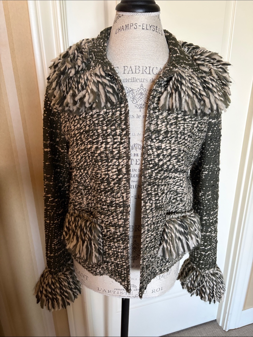 WORTH NEW YORK beautiful Olive Green & Cream Boucle Jacket.
Never Worn size P
